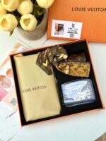 ⁦بكج LV 🤎 قاعدة 22سم، 4 قطع + حزام كروس⁩ - الصورة ⁦3⁩