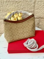 ⁦حقيبة كوتش كرامل فاتح، 30سم مع علبة⁩ - الصورة ⁦3⁩