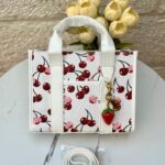 حقيبة توت باج من كوتش 🍒🤍 قاعدة 25سم