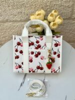 حقيبة توت باج من كوتش 🍒🤍 قاعدة 25سم