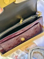 ⁦حقيبة كوتش فلاب اصدار 3d عنابي 🍇 لامع 27سم⁩ - الصورة ⁦4⁩