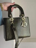 ⁦حقيبة ديور جلد حية، اسود، اكسسوار ذهبي مع احجار الزركون، قاعدة 26سم ، مع حزام طويل⁩ - الصورة ⁦7⁩