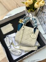 بكج DIOR بيج فاتح ، حقيبة ميني + محفظة + ماديليا النجمة + حزامين (حزام جلد +حزام سلسلة) + وشاح