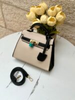 ⁦هيرمز ميني كيلي مختوم، قاعدة 20سم، مع حزام طويل وقفل ومفتاح⁩ - الصورة ⁦6⁩