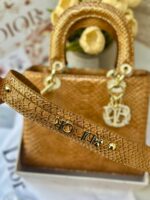 ⁦حقيبة ديور جلد حية، عسلي، اكسسوار ذهبي مع احجار الزركون، قاعدة 26سم ، مع حزام طويل⁩ - الصورة ⁦3⁩