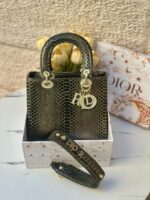 ⁦حقيبة ديور جلد حية، اسود، اكسسوار ذهبي مع احجار الزركون، قاعدة 26سم ، مع حزام طويل⁩ - الصورة ⁦5⁩