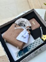 ⁦بكج DIOR لون نود ، حقيبة + محفظة + ماديليا النجمة + حزامين (حزام جلد +حزام سلسلة) + وشاح⁩ - الصورة ⁦3⁩