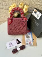 ⁦ليدي ديور مطرز ،مع علبة، قاعدة 22سم 🍇مع حزام اضافي رفيع + وشاح.⁩ - الصورة ⁦3⁩