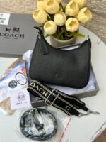 ⁦حقيبة كوتش كروس قاعدة 23سم🖤 مع 3 احزمة: -حزام يد صغير -حزام كروس جلد طويل -حزام كروس قماش طويل⁩ - الصورة ⁦2⁩