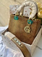 ⁦حقيبة ديور جلد حية، بني، اكسسوار ذهبي مع احجار الزركون، قاعدة 26سم ، مع حزام طويل⁩ - الصورة ⁦3⁩