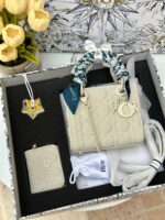 ⁦بكج DIOR بيج فاتح ، حقيبة ميني + محفظة + ماديليا النجمة + حزامين (حزام جلد +حزام سلسلة) + وشاح⁩ - الصورة ⁦3⁩