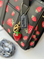 ⁦حقيبة توت باج من كوتش 🍓🖤 قاعدة 25سم⁩ - الصورة ⁦4⁩