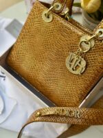 ⁦حقيبة ديور جلد حية، عسلي، اكسسوار ذهبي مع احجار الزركون، قاعدة 26سم ، مع حزام طويل⁩ - الصورة ⁦2⁩