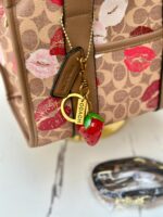 ⁦حقيبة توت باج من كوتش 💋🤎 قاعدة 25سم⁩ - الصورة ⁦6⁩