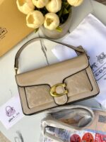 ⁦حقيبة كوتش فلاب اصدار 3d بيج لامع 27سم⁩ - الصورة ⁦2⁩