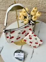 ⁦حقيبة كوتش مع محفظة 🍒🤍 قاعدة 22سم⁩ - الصورة ⁦4⁩