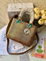 حقيبة ديور جلد حية، بني، اكسسوار ذهبي مع احجار الزركون، قاعدة 26سم ، مع حزام طويل