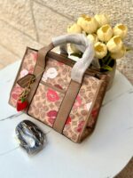 ⁦حقيبة توت باج من كوتش 💋🤎 قاعدة 25سم⁩ - الصورة ⁦2⁩