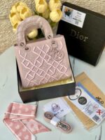 ليدي ديور مطرز ،مع علبة،22سم 🎀