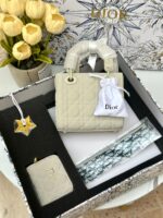 ⁦بكج DIOR بيج فاتح ، حقيبة ميني + محفظة + ماديليا النجمة + حزامين (حزام جلد +حزام سلسلة) + وشاح⁩ - الصورة ⁦2⁩