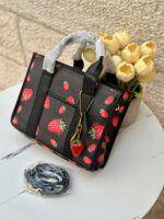 ⁦حقيبة توت باج من كوتش 🍓🖤 قاعدة 25سم⁩ - الصورة ⁦2⁩