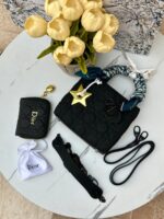 ⁦بكج DIOR اسود ، حقيبة + محفظة + ماديليا النجمة + حزامين (حزام جلد +حزام سلسلة) + وشاح⁩ - الصورة ⁦3⁩