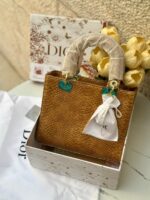 ⁦حقيبة ديور جلد حية، عسلي، اكسسوار ذهبي مع احجار الزركون، قاعدة 26سم ، مع حزام طويل⁩ - الصورة ⁦6⁩