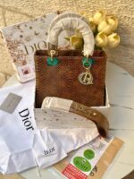 ⁦حقيبة ديور جلد حية، بني، اكسسوار ذهبي مع احجار الزركون، قاعدة 26سم ، مع حزام طويل⁩ - الصورة ⁦4⁩