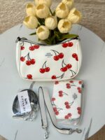 ⁦حقيبة كوتش مع محفظة 🍒🤍 قاعدة 22سم⁩ - الصورة ⁦5⁩