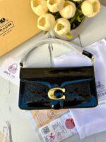 ⁦حقيبة كوتش تابي، اصدار 3d ، اسود لامع، هاردوير ذهبي، قاعدة 27سم⁩ - الصورة ⁦3⁩