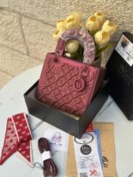 ⁦ليدي ديور مطرز ،مع علبة، قاعدة 22سم 🍇مع حزام اضافي رفيع + وشاح.⁩ - الصورة ⁦2⁩