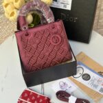 ليدي ديور مطرز ،مع علبة، قاعدة 22سم 🍇مع حزام اضافي رفيع + وشاح.