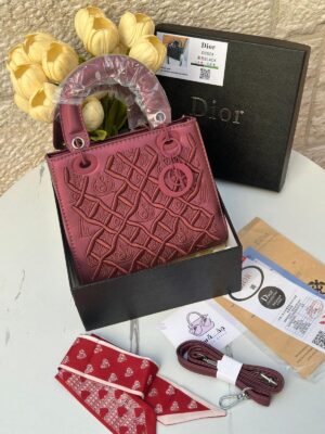 ليدي ديور مطرز ،مع علبة، قاعدة 22سم 🍇مع حزام اضافي رفيع + وشاح.