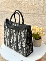 ⁦DIOR كبير معرق فاتح⁩ - الصورة ⁦3⁩