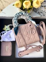 ⁦بكج DIOR زهري، حقيبة + محفظة + ماديليا النجمة + حزامين(حزام جلد+حزام سلسلة) + وشاح⁩ - الصورة ⁦5⁩