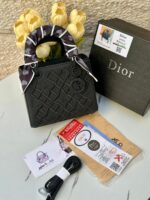 ⁦ليدي ديور مطرز ،مع علبة، قاعدة 22سم 🖤 مع حزام اضافي رفيع + وشاح.⁩ - الصورة ⁦3⁩