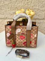 ⁦حقيبة توت باج من كوتش 💋🤎 قاعدة 25سم⁩ - الصورة ⁦3⁩