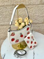 ⁦حقيبة كوتش مع محفظة 🍓🤍 قاعدة 22سم⁩ - الصورة ⁦3⁩