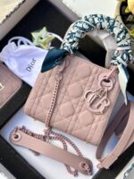 ⁦بكج DIOR زهري، حقيبة + محفظة + ماديليا النجمة + حزامين(حزام جلد+حزام سلسلة) + وشاح⁩ - الصورة ⁦3⁩