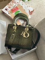 ⁦حقيبة ديور جلد حية، اسود، اكسسوار ذهبي مع احجار الزركون، قاعدة 26سم ، مع حزام طويل⁩ - الصورة ⁦6⁩