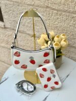 ⁦حقيبة كوتش مع محفظة 🍓🤍 قاعدة 22سم⁩ - الصورة ⁦4⁩