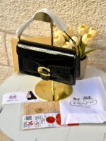 ⁦حقيبة كوتش تابي، اصدار 3d ، اسود لامع، هاردوير ذهبي، قاعدة 27سم⁩ - الصورة ⁦4⁩