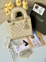 ⁦ليدي ديور مطرز ،مع علبة، قاعدة 22سم، مع حزام اضافي رفيع + وشاح.⁩ - الصورة ⁦2⁩