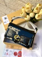 ⁦حقيبة كوتش تابي، اصدار 3d ، اسود لامع، هاردوير ذهبي، قاعدة 27سم⁩ - الصورة ⁦5⁩