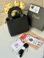 ⁦ليدي ديور مطرز ،مع علبة، قاعدة 22سم 🖤 مع حزام اضافي رفيع + وشاح.⁩ - الصورة ⁦4⁩