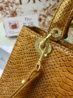 ⁦حقيبة ديور جلد حية، عسلي، اكسسوار ذهبي مع احجار الزركون، قاعدة 26سم ، مع حزام طويل⁩ - الصورة ⁦4⁩