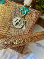 ⁦حقيبة ديور جلد حية، بني، اكسسوار ذهبي مع احجار الزركون، قاعدة 26سم ، مع حزام طويل⁩ - الصورة ⁦2⁩