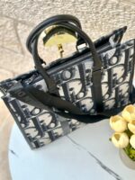 ⁦DIOR كبير معرق فاتح⁩ - الصورة ⁦4⁩