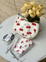 ⁦حقيبة كوتش مع محفظة 🍒🤍 قاعدة 22سم⁩ - الصورة ⁦3⁩