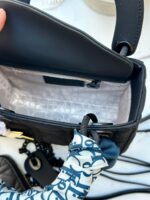 ⁦بكج DIOR اسود ، حقيبة + محفظة + ماديليا النجمة + حزامين (حزام جلد +حزام سلسلة) + وشاح⁩ - الصورة ⁦5⁩